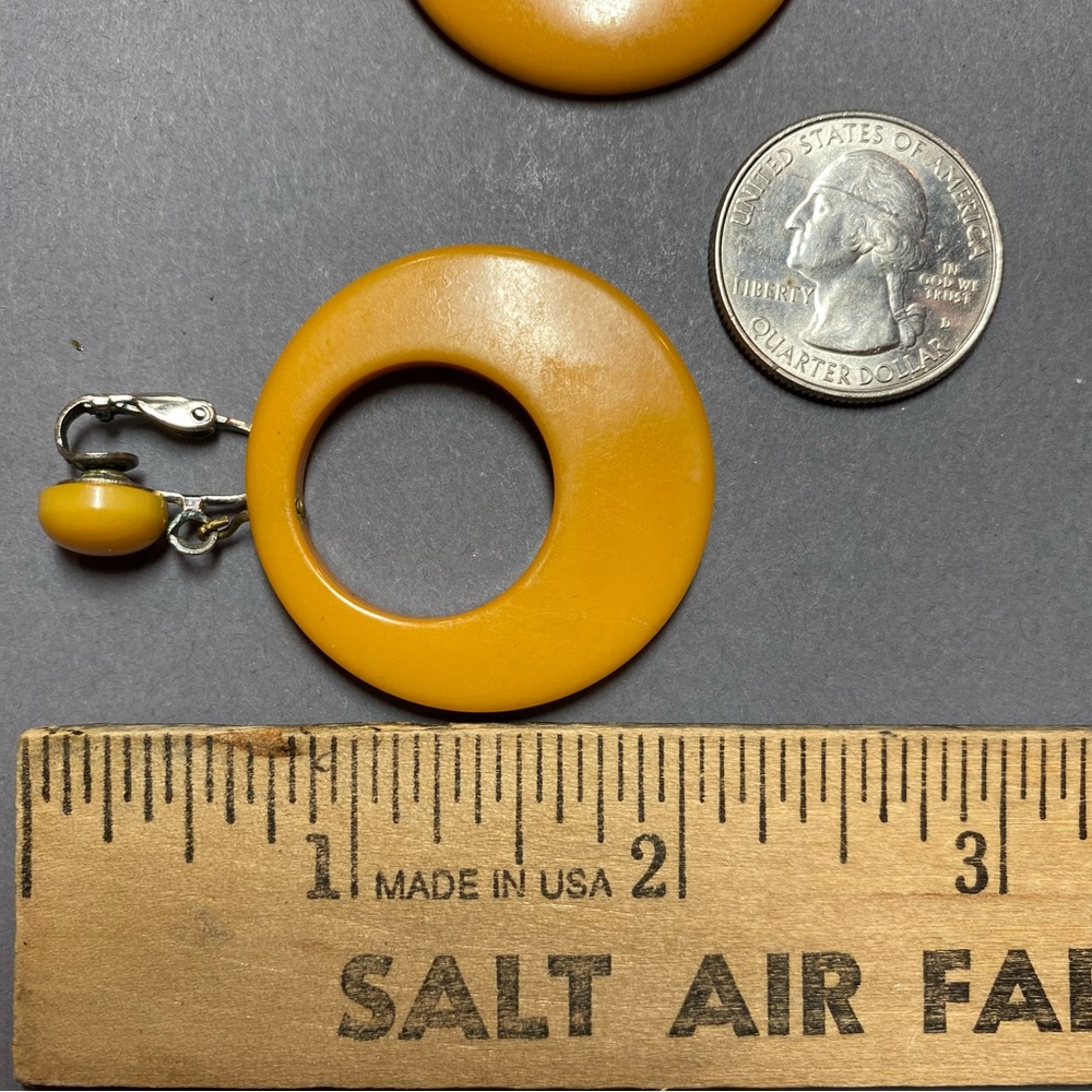 Vintage Bakelite butterscotch yellow clip mod earrings - Picture 4 of 6
